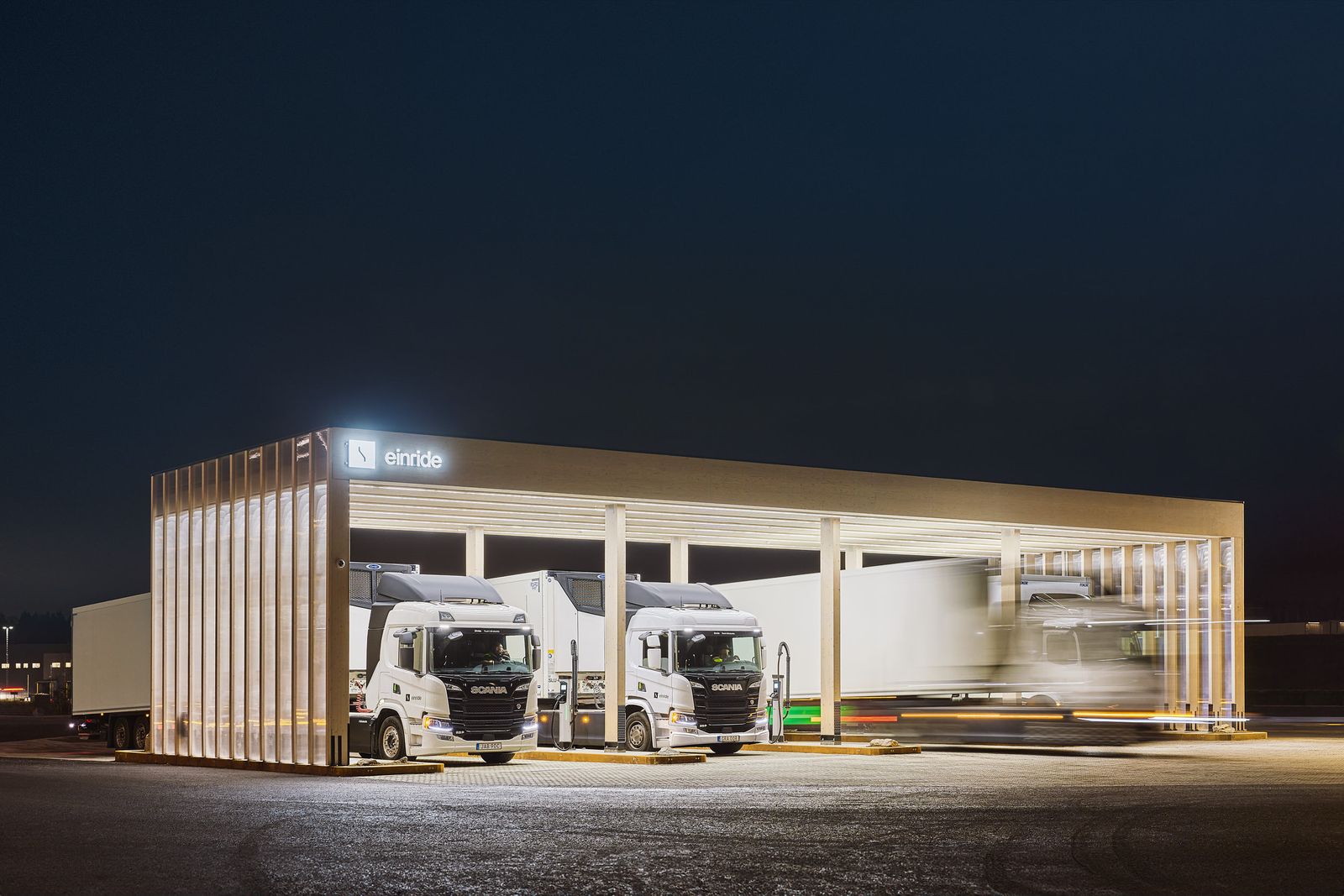 Estación de carga de Einride de noche