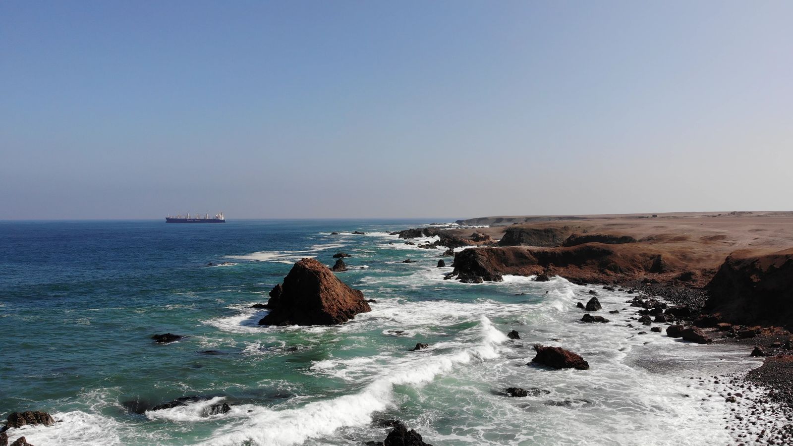 Oleaje alrededor de un roquerío en la costa del norte de Chile